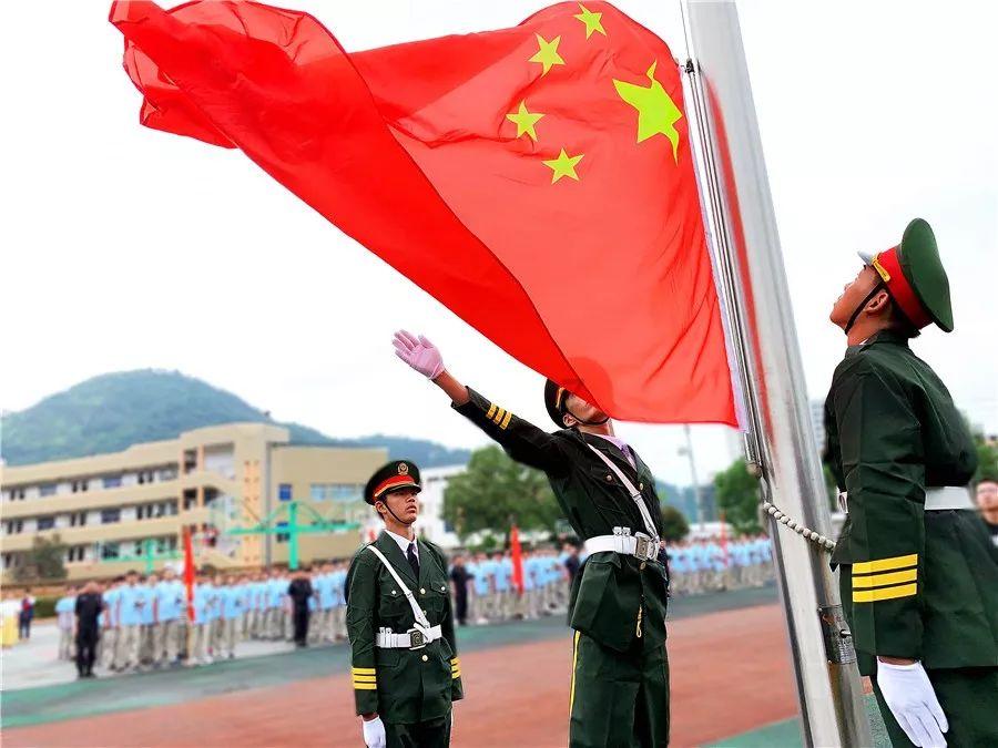 叛逆的鲁路修第一季第14集第20分45秒，也就是这集快结束的时候的歌曲叫什么名字？游戏画面